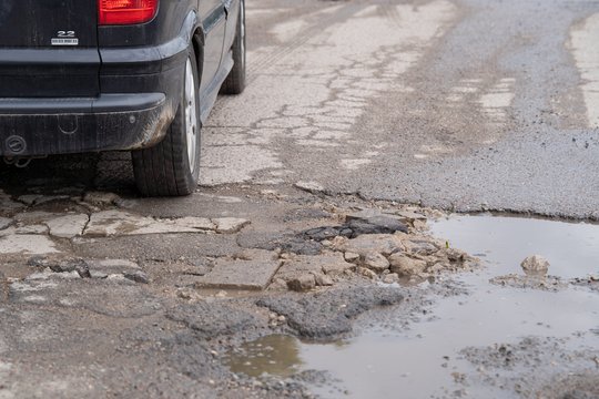 Dėl duobėmis nusėtų kelių – Vilniaus r. savivaldybės žinia vairuotojams: štai, ką svarbu žinoti