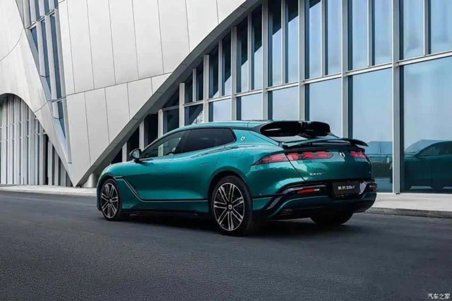 Naujasis „BYD Denza Z9“ 2026 tapo elektromobiliu, pasižyminčiu didžiausiu pasaulyje nuvažiuojamu atstumu. <br>BYD Auto nuotr.