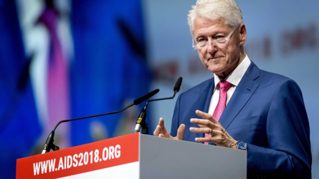 B. Clintonas papasakojo apie pokalbį su D. Trumpu ir santykį su J. Epsteinu: „Nuėjau miegoti išsekęs“
