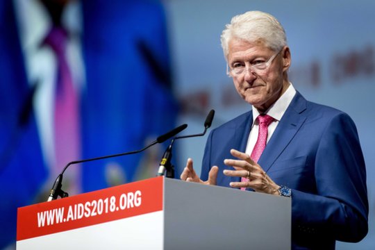 B. Clintonas papasakojo apie pokalbį su D. Trumpu ir santykį su J. Epsteinu: „Nuėjau miegoti išsekęs“