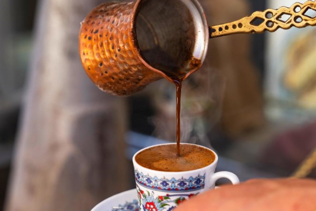 Turkiškai kavai ypatingą skonį suteikia jos paruošimo ritualas 