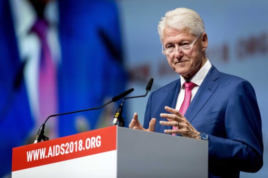 Davęs priesaiką, B. Clintonas pareiškė nieko nežinojęs apie J. Epsteino nusikaltimus