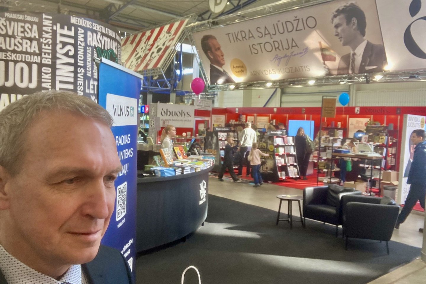 A.Juozaitis savo knygą pristatė „Obuolio“ leidyklos stende.