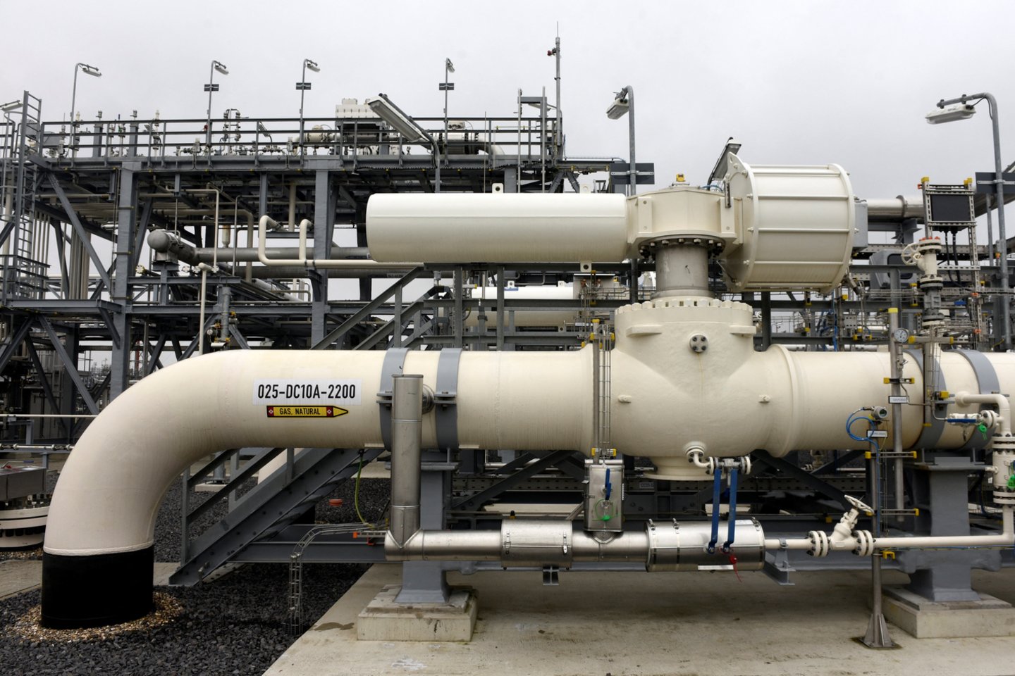 Paaštrėjus konfliktui Artimuosiuose Rytuose ir Iranui ėmusis veiksmų blokuoti svarbų naftos tanklaivių maršrutą toliau kilo naftos ir dujų kainos.<br>Scanpix.