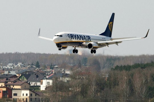 Emigrantus nori vilioti didesnėmis išmokomis: kalbama apie socialinę pagalvę