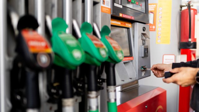 Įspėja dėl kylančių kuro kainų poveikio: viskas priklausys nuo vieno