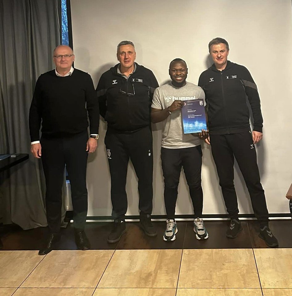 Cliffordas Agwe Awah trenerių kursuose<br>Futbolo akademijos Sirijus nuotr.