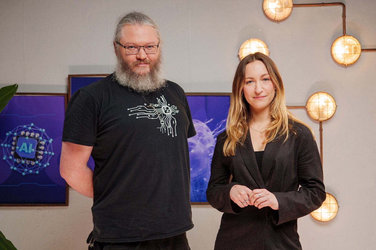  „Lrytas“ mokslo ir technologijų žurnalistas Adomas Rutkauskas ir „Samsung“ komunikacijos vadovė Lietuvoje Eglė Tamelytė.