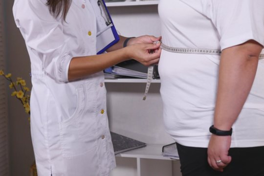 Nutukimas: gydytojai ragina nustoti kaltinti valią ir pradėti kalbėti apie ligą