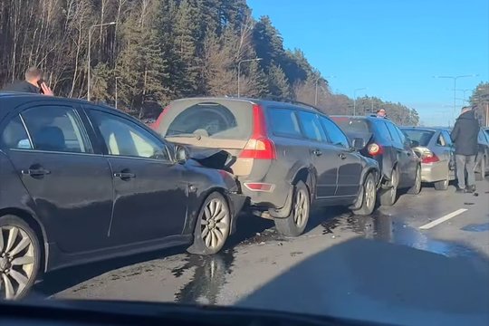 Vilniuje – masinė avarija: susidūrė 6 automobiliai