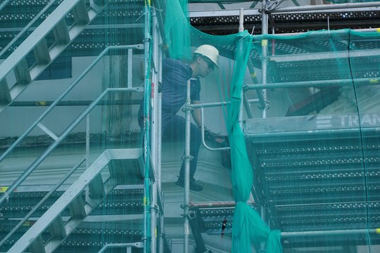 Vilniuje renovuojamame daugiabutyje nukrito ir susižalojo prie stogo dirbęs žmogus