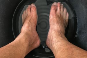 Ar tikrai peršalimą galima „išvaryti per pėdas“? Pasakė, kas iš tiesų veikia