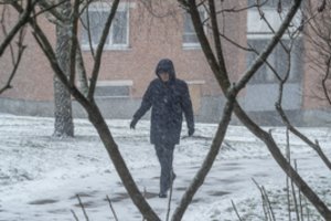 9 patarimai, kaip apsisaugoti nuo paslydimų ant apledėjusių paviršių