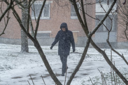9 patarimai, kaip apsisaugoti nuo paslydimų ant apledėjusių paviršių