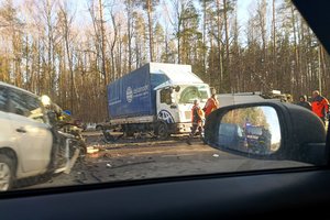 Skaudi avarija Vilniuje: susidūrė sunkvežimis ir du automobiliai