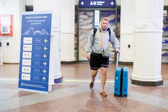 Į Lietuvą sugrįžo dalis Dubajuje įstrigusių lietuvių: žeria priekaištus Vyriausybei ir kelionių agentūroms