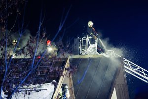 Naktį Utenos bendrabutyje kilus gaisrui 30 gyventojų buvo priversti šokti iš lovų ir bėgti į lauką