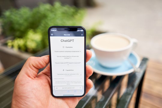 Dirbtinis intelektas vietoje gydytojo: kada tai pavojinga sveikatai