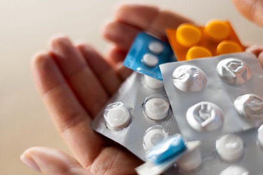 Kodėl namie prisikaupia nereikalingų vaistų? Draudžia mesti į šiukšliadėžę