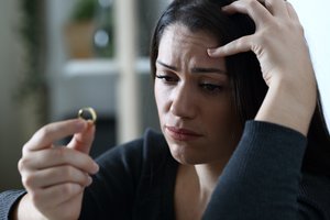 Su meiluže pabėgęs vyras žmoną kankina žiauriausiu būdu, tačiau ji skirtis nesutinka