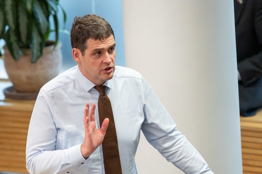 Grupė Seimo narių siūlo drausti dirbti NSGK politikams, kurių giminaičiai buvo susiję su KGB