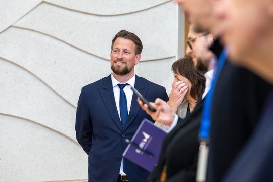 Didžiuliai kiekiai grynųjų ir įtartini paaiškinimai: B. Davidonytė – apie R. Puchovičiaus aplinką ir tyrimo detales