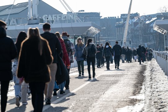 Horizonte jau netoli dviženklė šiluma: nors pavasaris žengia vis tvirčiau, perspėja dėl rytinio plikledžio