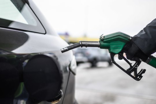 Aiškėja, kiek Lietuvoje augo degalų kainos: to nebuvo jau trejus metus