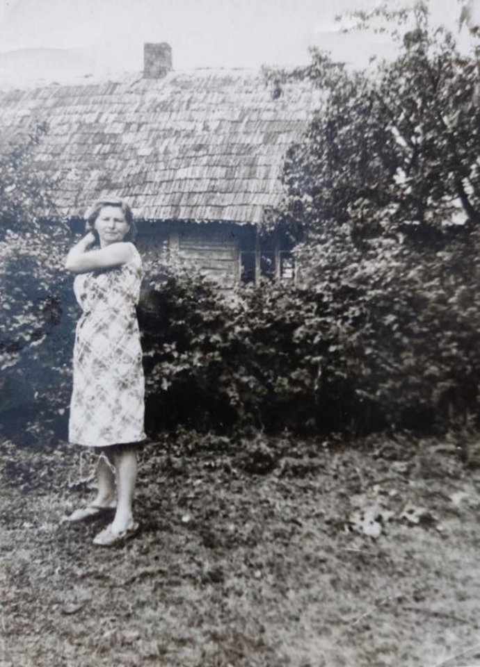 Albina šalia vaikystės sodybos.<br>Asmeninio archyvo nuotr.