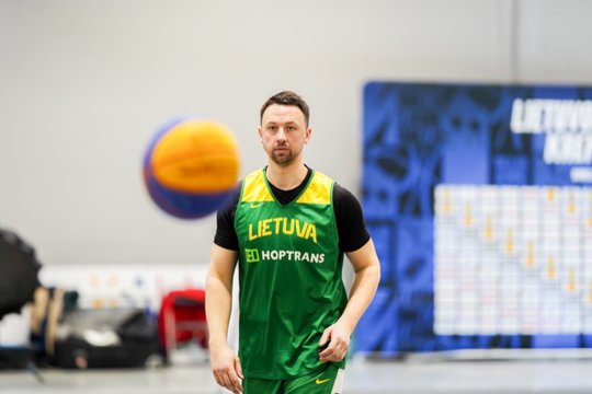 Liejosi ne tik prakaitas, bet ir bučiniai: trijulių rinktinės stovykloje – darbas bei šventinės nuotaikos