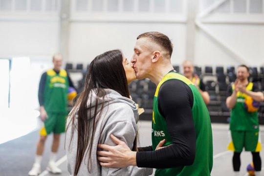 Liejosi ne tik prakaitas, bet ir bučiniai: trijulių rinktinės stovykloje – darbas bei šventinės nuotaikos