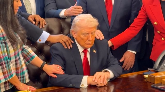 Internete plinta vaizdelis su D. Trumpu ir grupe evangelikų: vienas gestas sukėlė daugybę reakcijų