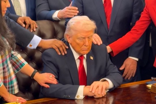 Internete plinta vaizdelis su D. Trumpu ir grupe evangelikų: vienas gestas sukėlė daugybę reakcijų