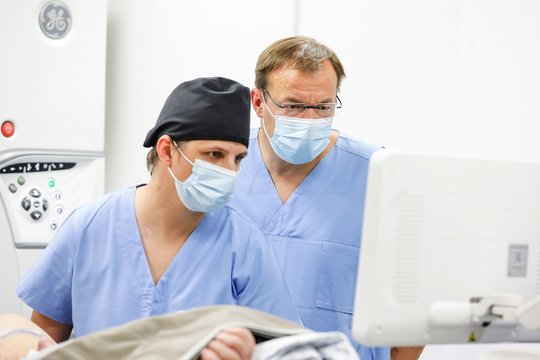 Medikai piestu stojo prieš „atidirbimą“ regionuose: įspėja – gydytojai pabėgs svetur