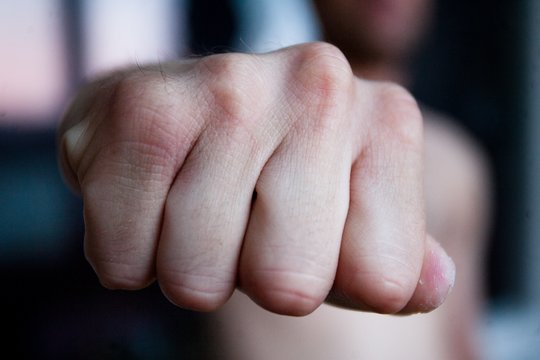 Jonavos kavinėje metaliniais strypais čia atsivytą auką aptalžę nusikaltėliai stos prieš teismą 