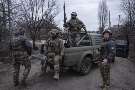 Karas Ukrainoje. Kryme nugriaudėjo galingi sprogimai: vaizdo įraše – tikslūs smūgiai okupantams