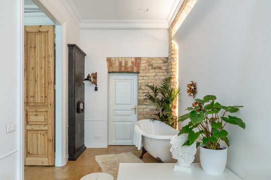 Nors bankas netikėjo šiuo nugyventu butu Šnipiškėse, pora jį pavertė savu mažuoju Paryžiumi