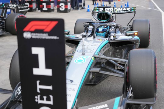 Pirmojoje F1 kvalifikacijoje „Mercedes“ į varžovus nusivalė kojas, M. Verstappenas sudaužė bolidą