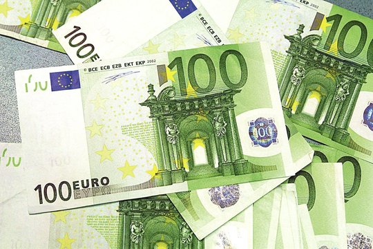 Utenoje netikrą 100 eurų kupiūrą buvo priglaudęs bankomatas