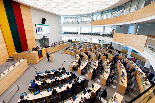 Tyrimas: nebeliko tokios politinės institucijos, kuria lietuviai labiau pasitikėtų nei nepasitikėtų