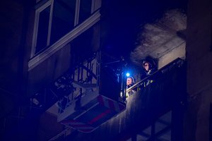 Ugniagesiai skubėjo į daugiabutį sostinėje: nukentėjusi moteris perduota medikams