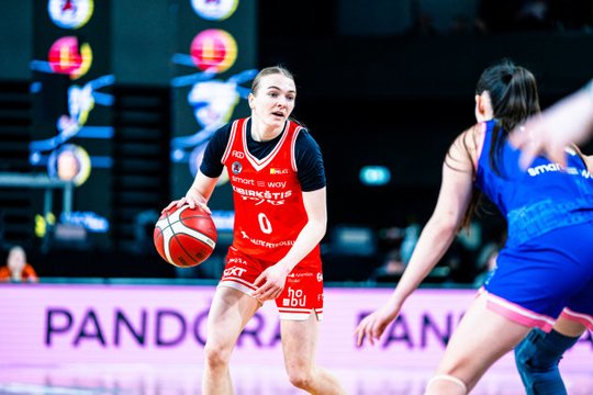 Karalienės taurė lieka sostinėje: lemiamu metu suspurdėjusi „Kibirkštis“ pranoko turnyro šeimininkes