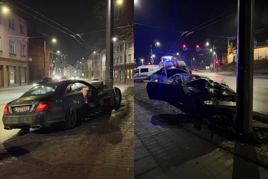 Naktinė avarija Kauno centre: „Mercedes-Benz“ įsirėžė į stulpą