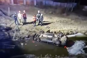 Kraupi avarija Alytaus rajone: nuo tilto į upę nuskriejo automobilis