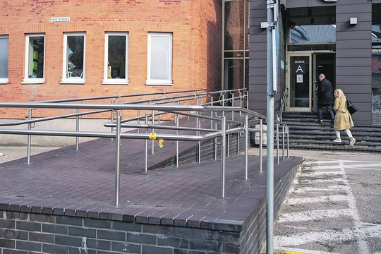 Apklausa: beveik 80 proc. gyventojų pritaria viešųjų erdvių pritaikymui žmonėms su negalia