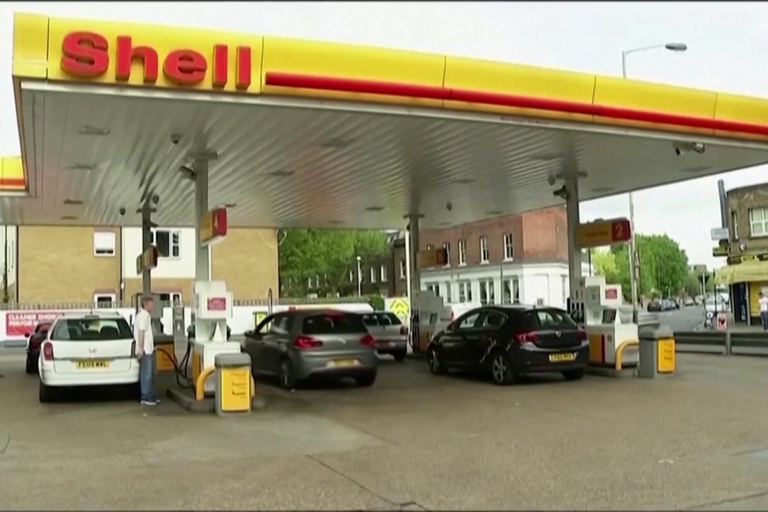 Dėl tebesitęsiančio karo Irane – rekordinis naftos kainos šuolis: tokių aukštumų nebuvo nuo 2022-ųjų