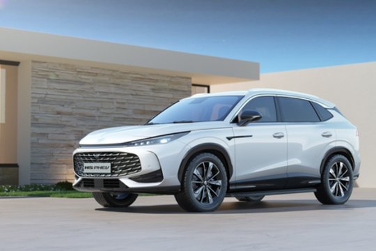 Hibridinių automobilių banga: kas keičia Europos vairuotojų pasirinkimus