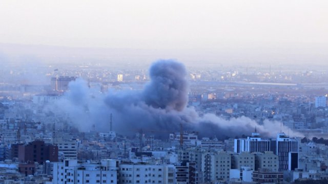 Irano karas daro įtaką pasaulio ekonomikai: šoktelėjusios kainos ir smunkančios akcijų rinkos rodo vieną