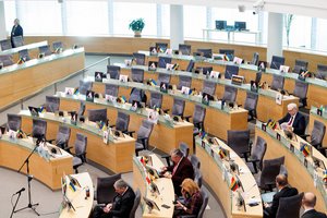 Už daugkartinius etikos pažeidimus politikams siūloma skirti pinigines baudas