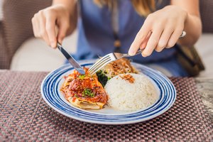 Daug metų kartota taisyklė apie riebų maistą buvo melas: medikai pataria keisti įpročius